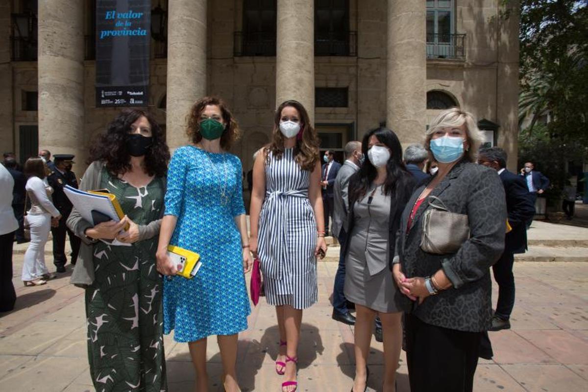 La redactora de INFORMACIÓN Juani Hernández; la presidenta de la Federació de Fogueres, Toñi Martín-Zarco; la Bellea del Foc, Isabel Bartual; Fernanda Escribano, directora general de Promoción Institucional del Consell; y Antonia Moreno, delegada de Presidencia de la Generalitat en Alicante.