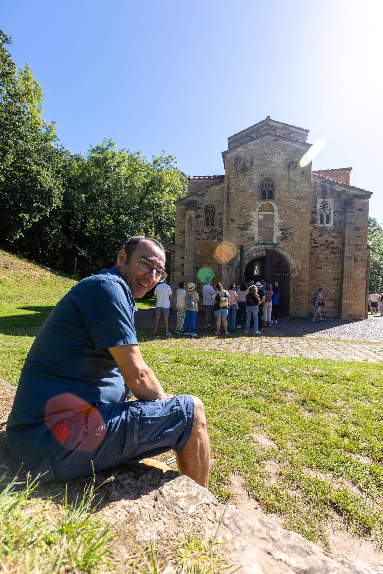 Turistas de visita en los monumentos del Arte Asturiano del Naranco