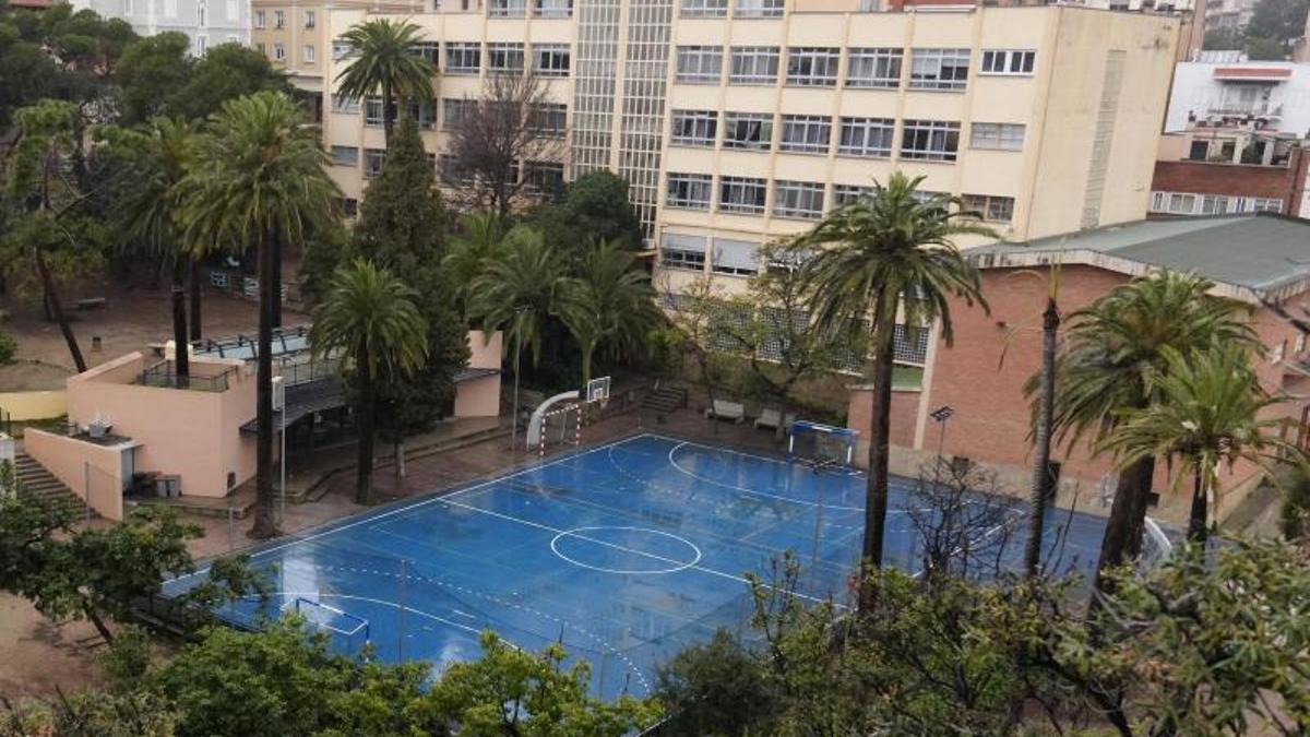 El patio del Institut Montserrat visto desde la azotea del edificio de enfrente.