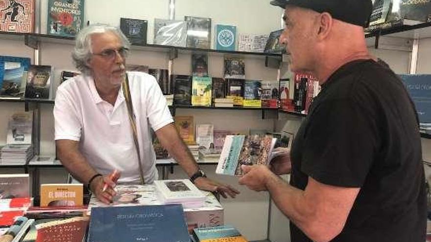 García Teijeiro, firmando ejemplares. // R. Grobas