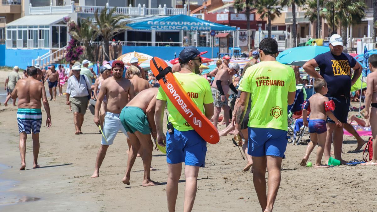 Socorristas en la playa de Los Náufragos, en una imagen de archivo