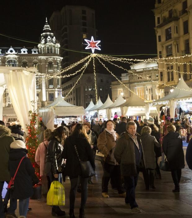 Día de compras navideñas en Oviedo y Gijón