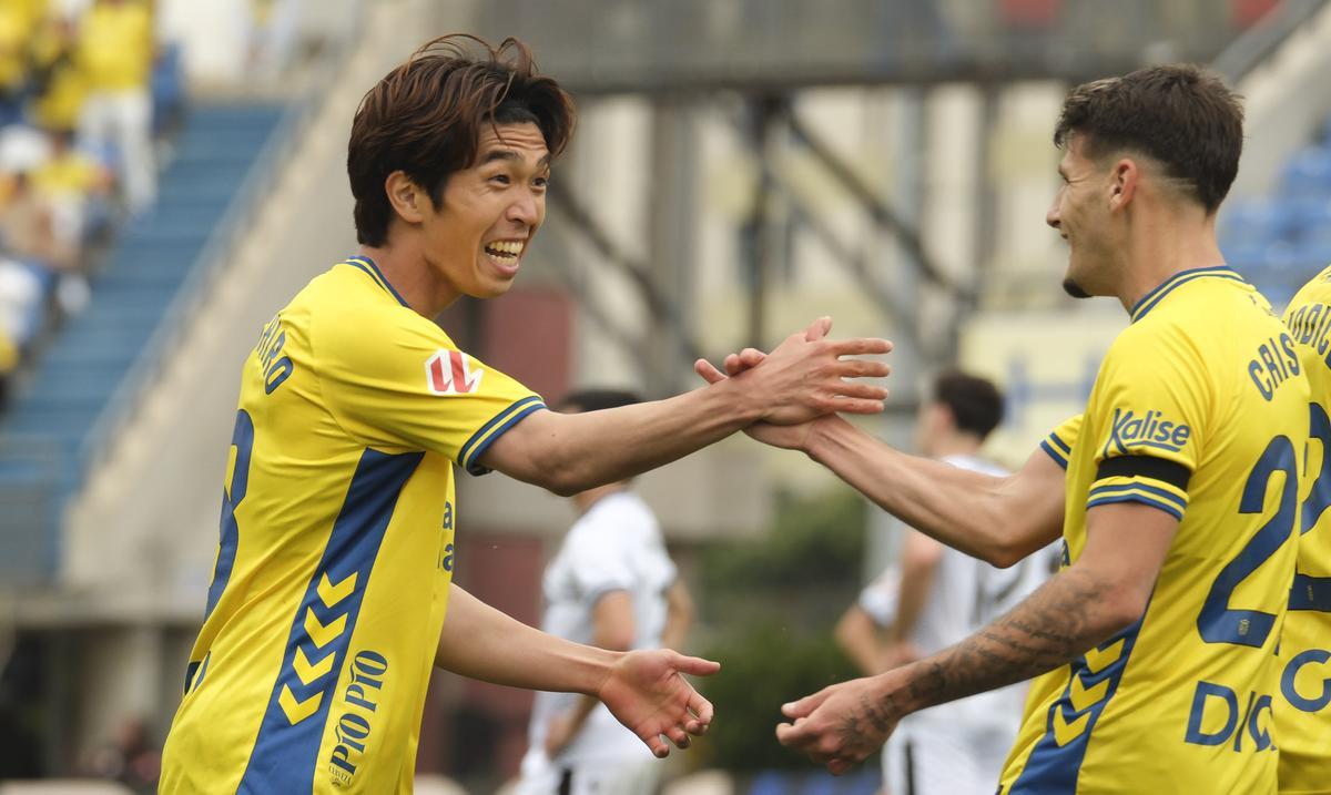 Miyashiro celebra con Cristian Gutiérrez su segunda diana de amarillo.