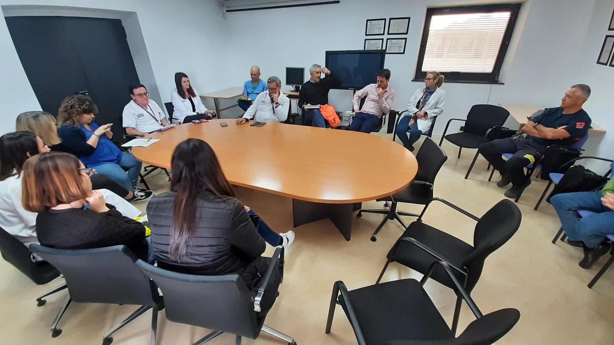 Reunión al finalizar el simulacro de los bomberos en el Hospital General de Elche