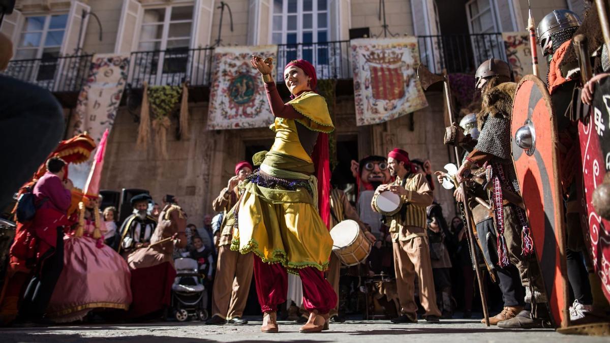 Juglares, músicos, trovadores, acróbatas y personajes de época recorrerán las calles interactuando con el público.