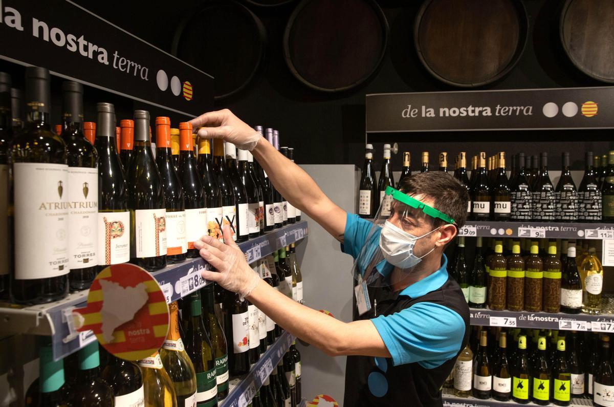 Área de vinos en un supermercado.