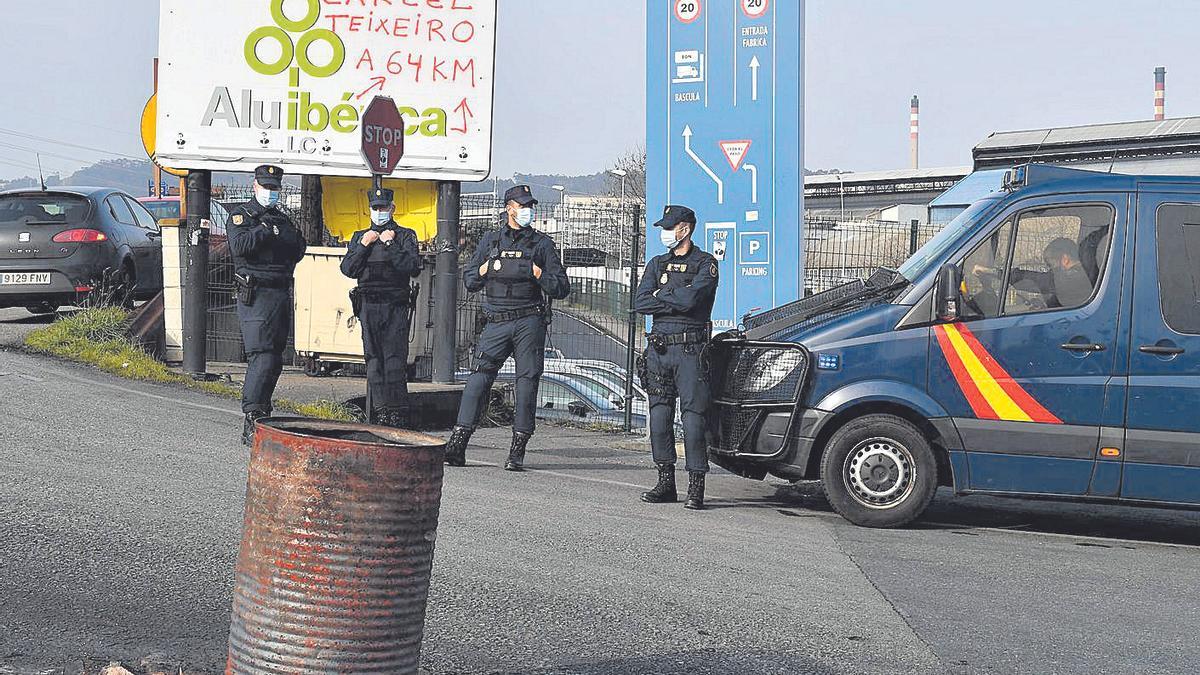 Agentes de la Policía Nacional en la entrada de Alu Ibérica A Coruña, en un registro en marzo. | Víctor Echave