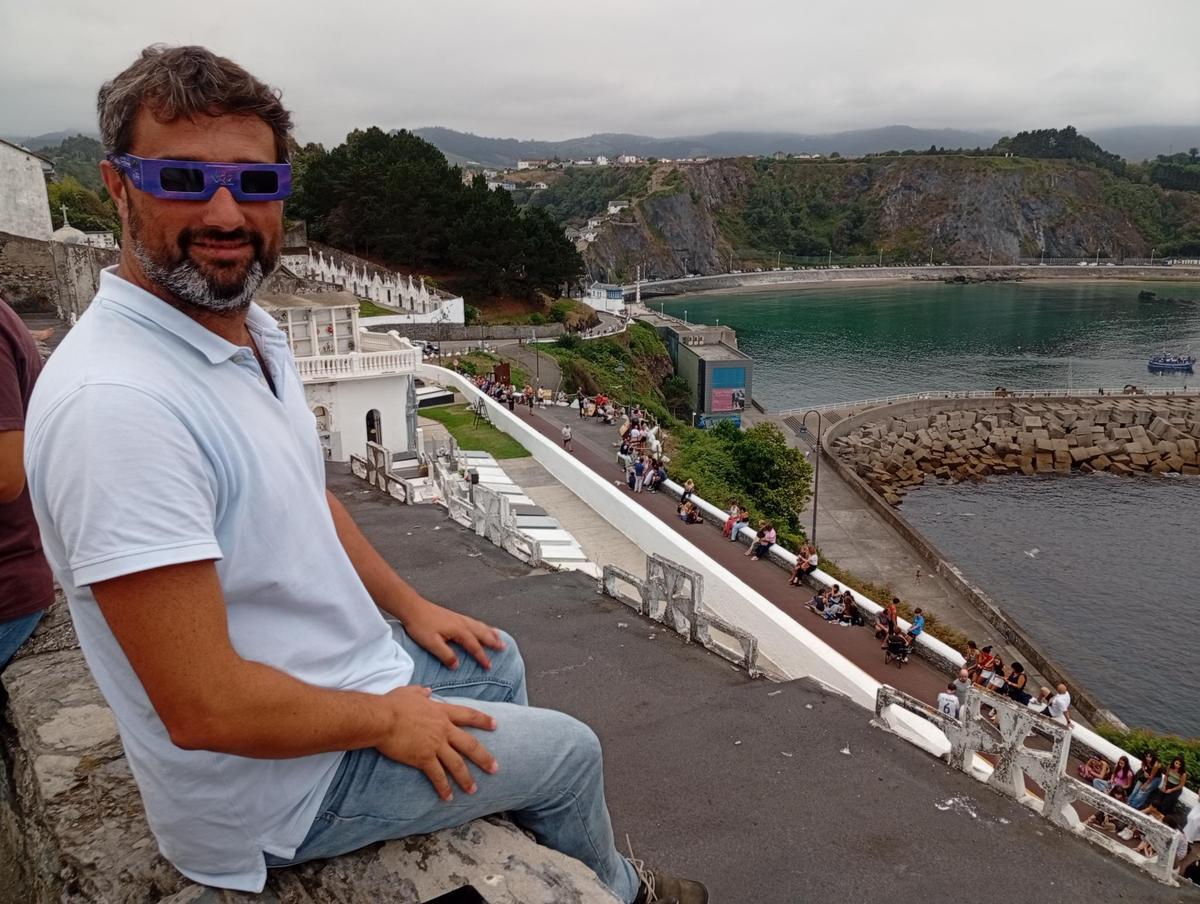 Luarca vive el eclipse con emoción y "esperanza" pese a las nubes Luarca vive el eclipse con emoción y "esperanza" pese a las nubes