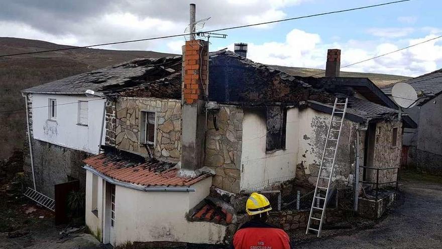 La vivienda quedó completamente calcinada. // FdV