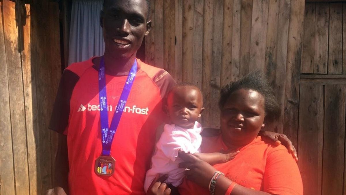 Jonah K. Chesum, en su granja de Kenia con su esposa y su hijo.