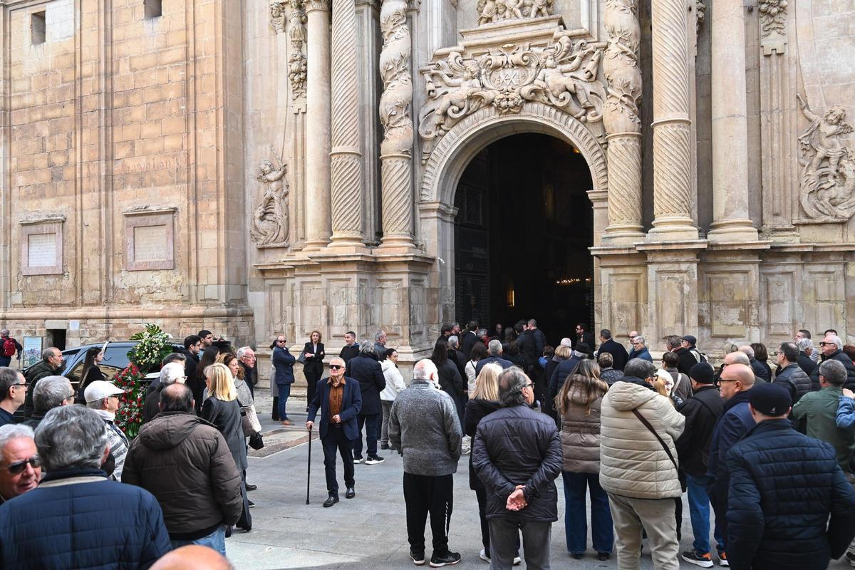 Ilicitanos reunidos a las puertas de Santa María para asistir al sepelio de Martínez Camacho