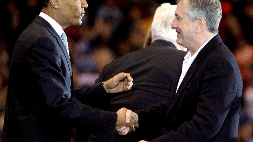 El aspirante a ser candidato demócrata para las presidenciales estadounidenses y senador por el estado de Illinois Barack Obama (izqa) saluda al actor Robert DeNiro (dcha) durante un acto electoral en East Rutherford, Nueva Jersey,