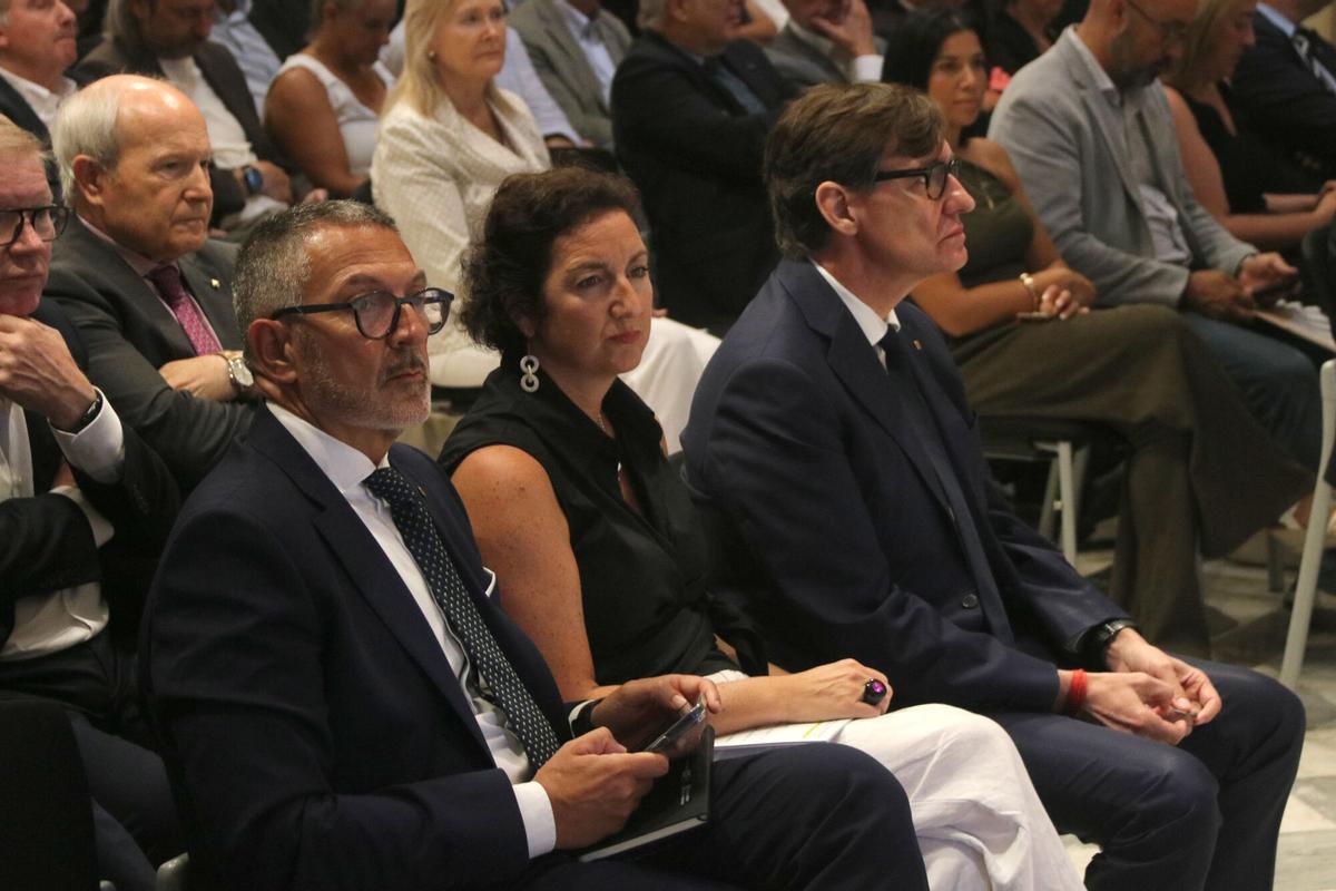 El conseller d'Empresa i Treball, Miquel Sàmper; la consellera d'Economia i Finances, Alícia Romero; y el president de la Generalitat, Salvador Illa, en la presentación del informe anual de la economía catalana del 2025.
