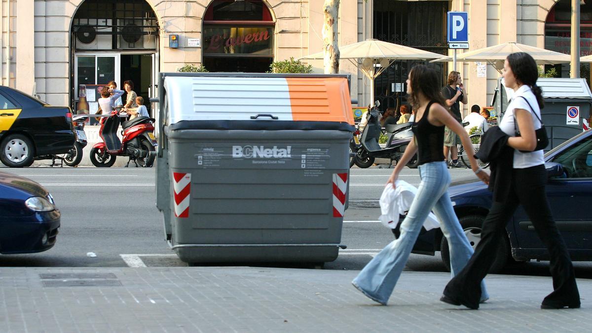 La época de los contenedores metálicos. En esta caso, septiembre del 2003, en la avenida del Paral·lel