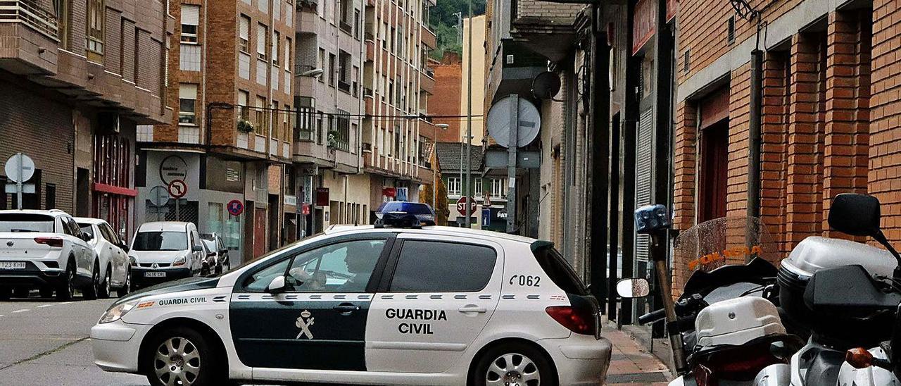 El vehículo de la Guardia Civil en el que fue trasladado ante el Juez el acusado. | LNE