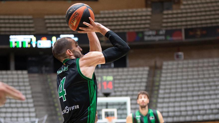 Pau Ribas lanza a canasta, con Ante Tomic en segundo término. Los dos ex del Barça son los fichajes estrella del Joventut en este mercado estival.