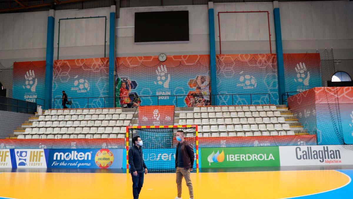 El Alcalde de Llíria, Joanma Miguel, y el Concejal de Deportes, Paco Gorrea, realizaron una visita al  Pabellón Pla de l’Arc.