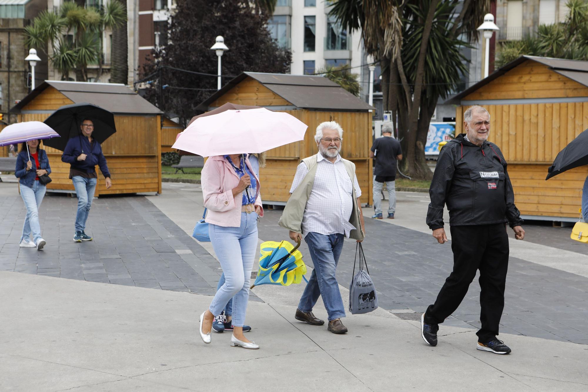 En imágenes: Los turistas, preparados para las lluvias asturianas