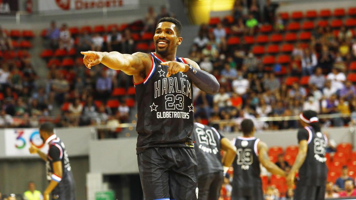 Un jugador de los Harlem Globetrotters, en su última visita a Zaragoza, en 2022.