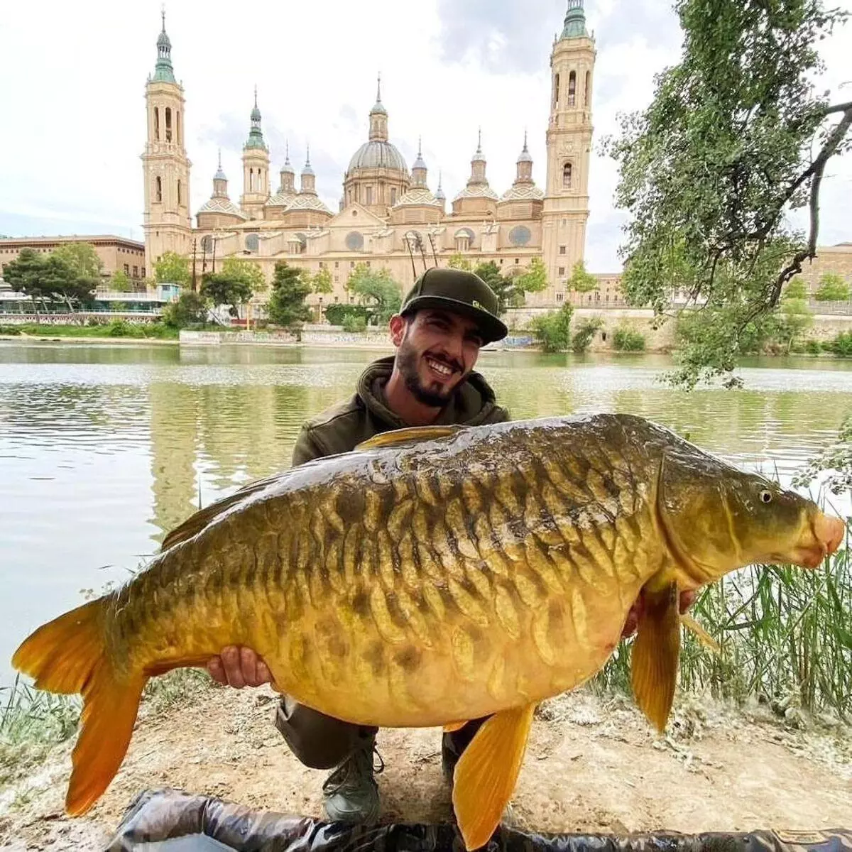Un pescador presume de su impresionante captura frente al Pilar: "Un pez único de más de 20 kilos"