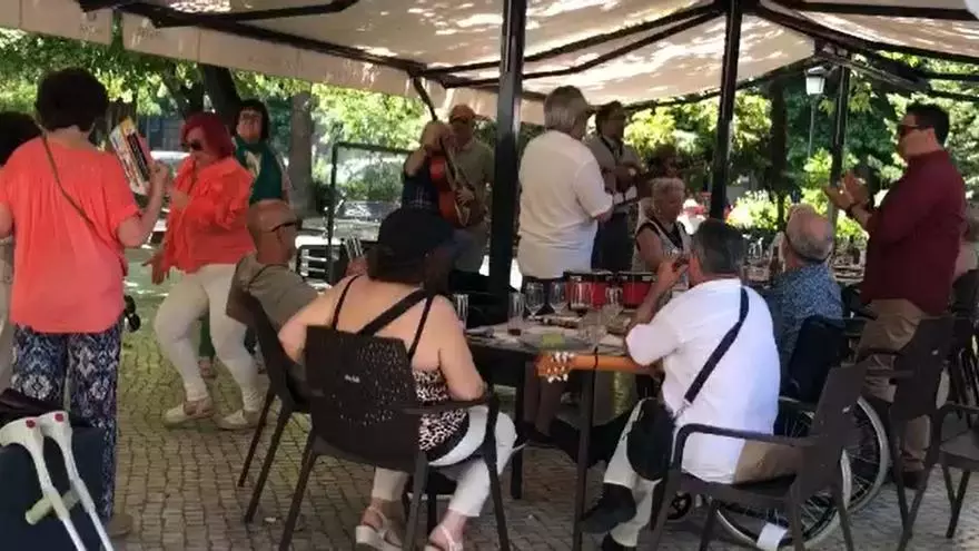 El Coro Rociero de Cáceres también anima la feria de día