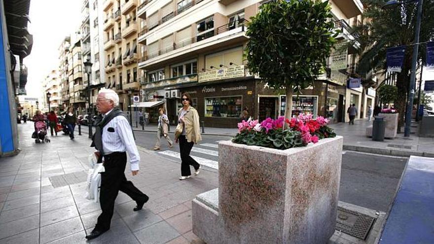 Uno de los 24 maceteros con bancos que el Ayuntamiento está instalando en la avenida de Alfonso El Sabio