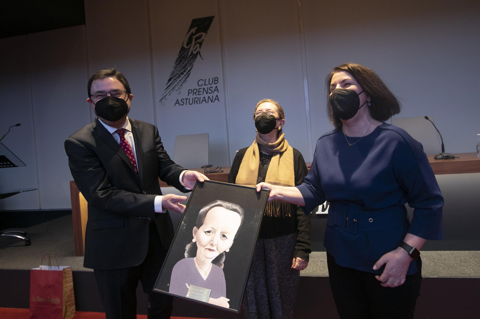 Gonzalo M. Peón, Amelia Valc�rcel y �ngeles Rivero, con la caricatura del premio3.jpg