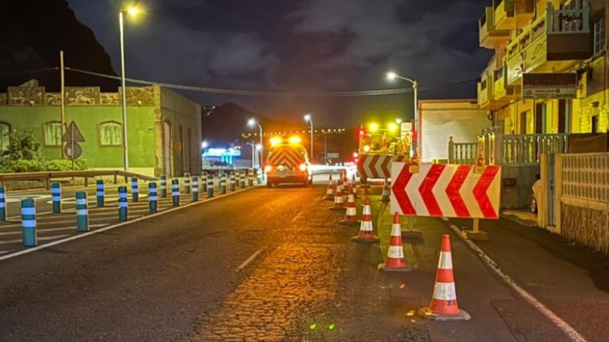 Carril de la GC-2 cerrado debido a un socavón por el agua de tubería averiada
