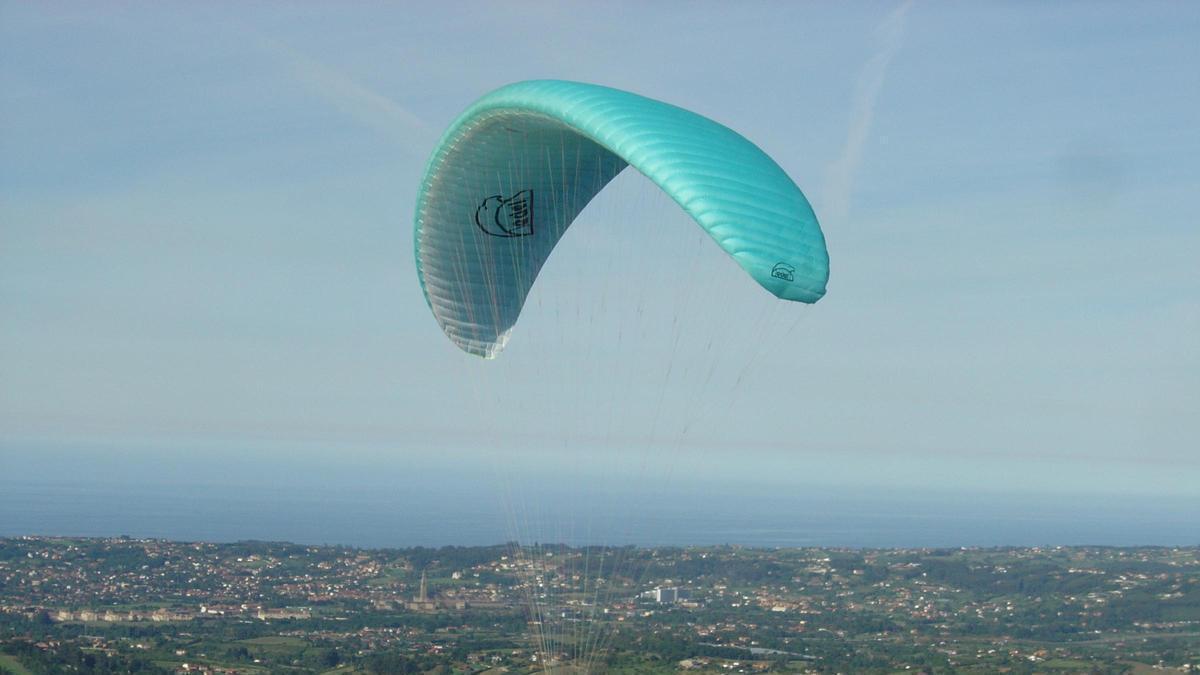 Un parapentista en pleno vuelo desde el Picu d'l Sol