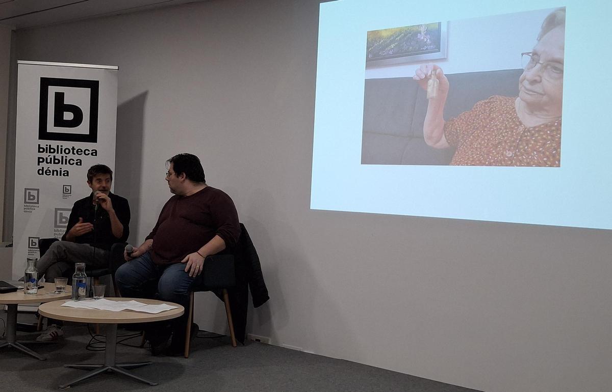 Paco Roca, Ricardo Engra y, en la pared, proyectada, una imagen de Pepica Celda