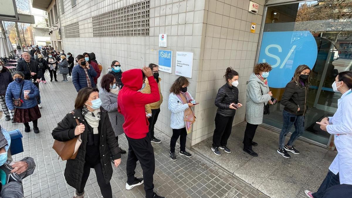 Dos horas de cola para hacerse un test de antígenos en el CAP Maragall de Barcelona.