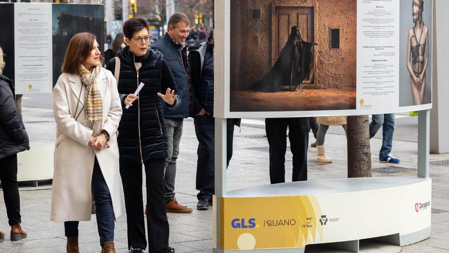 La vicealcaldesa Sara Fernández y la comisaria de la exposición, Begoña Osambela, en la inauguración