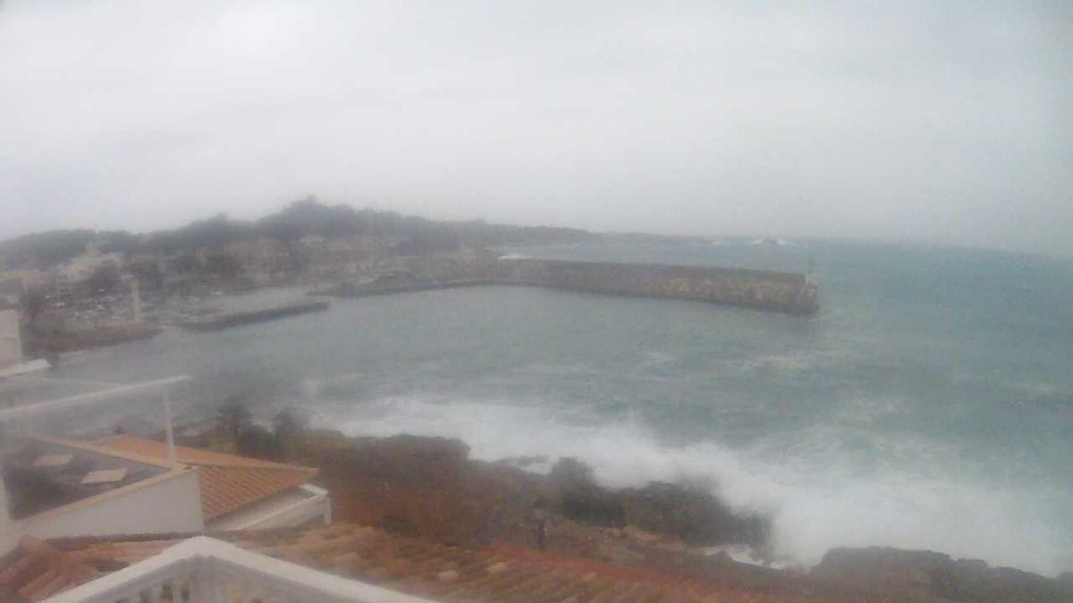 Düster und windig ist es am Donnerstagmorgen (17.3.) am Hafen von Cala Ratjada.