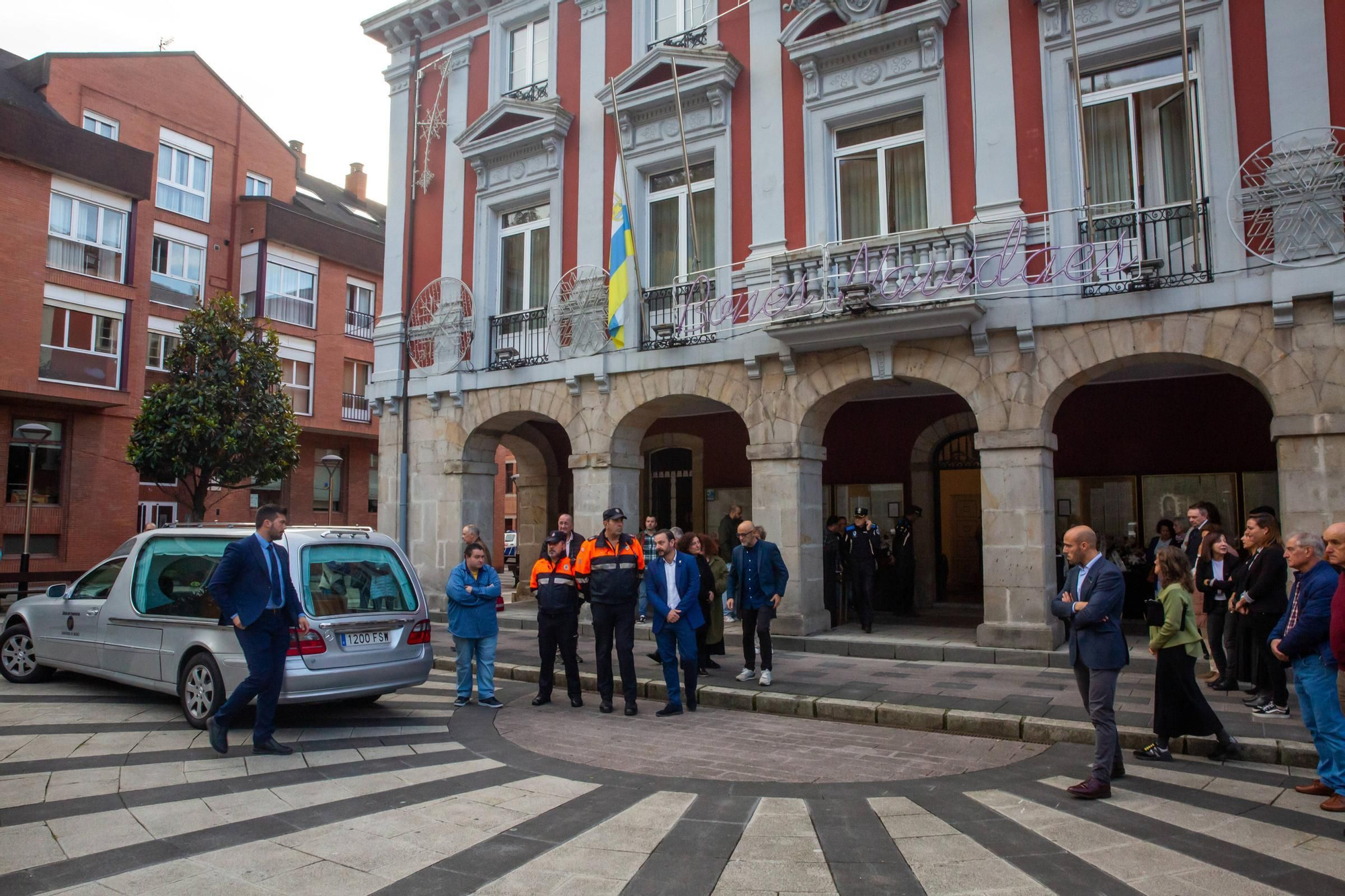 La capilla ardiente de Aníbal Vázquez en el Ayuntamiento de Mieres