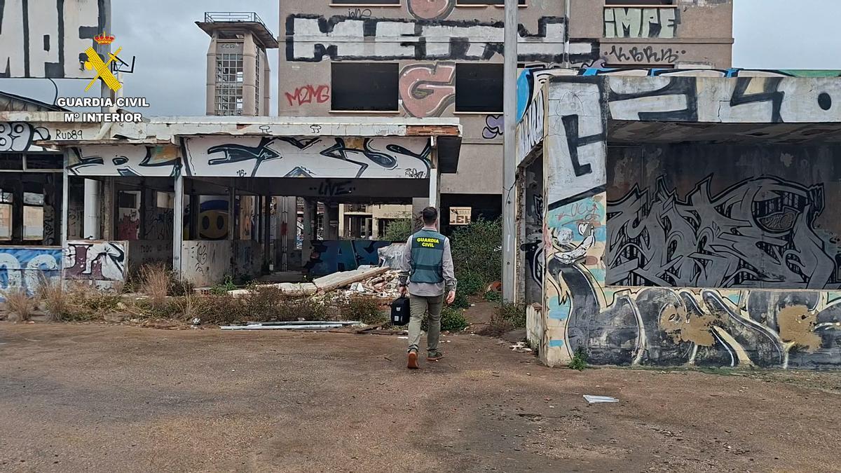 Un agente, en el lugar donde ocurrio el crimen.