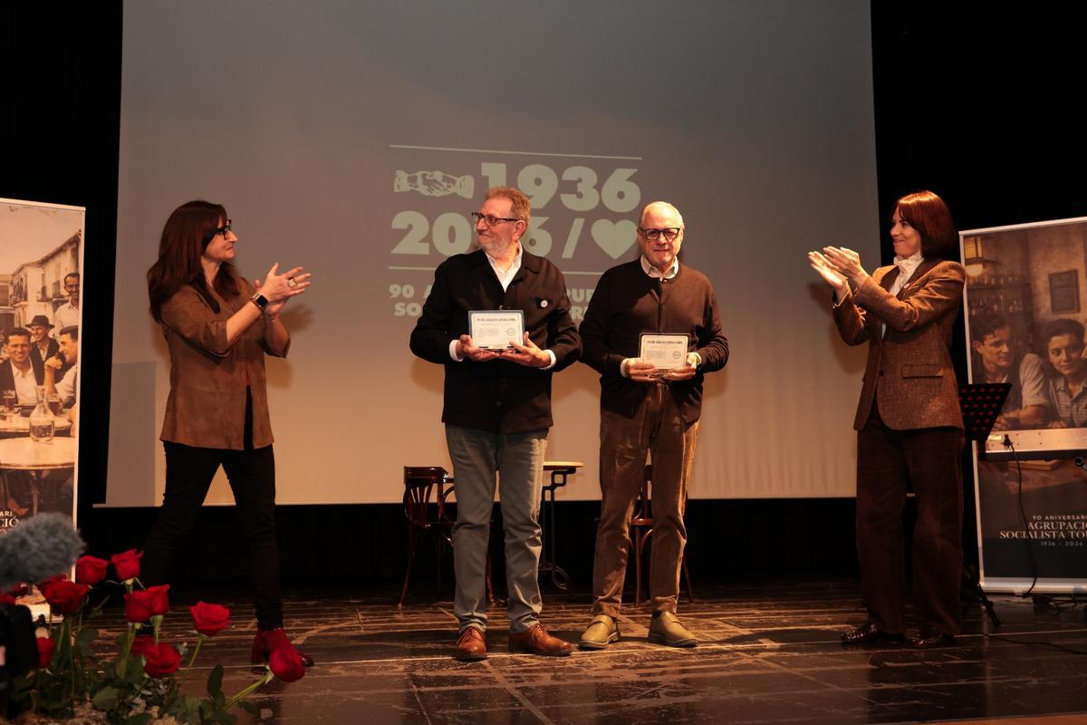 El exalcalde Jesús Ros recoge el reconocimiento ante el aplauso de Morant y Fajardo.