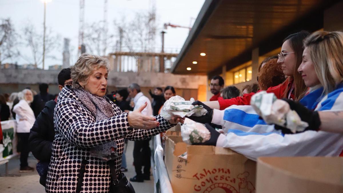 En imágenes I Zaragoza celebra Jueves Lardero con el tradicional reparto de longaniza