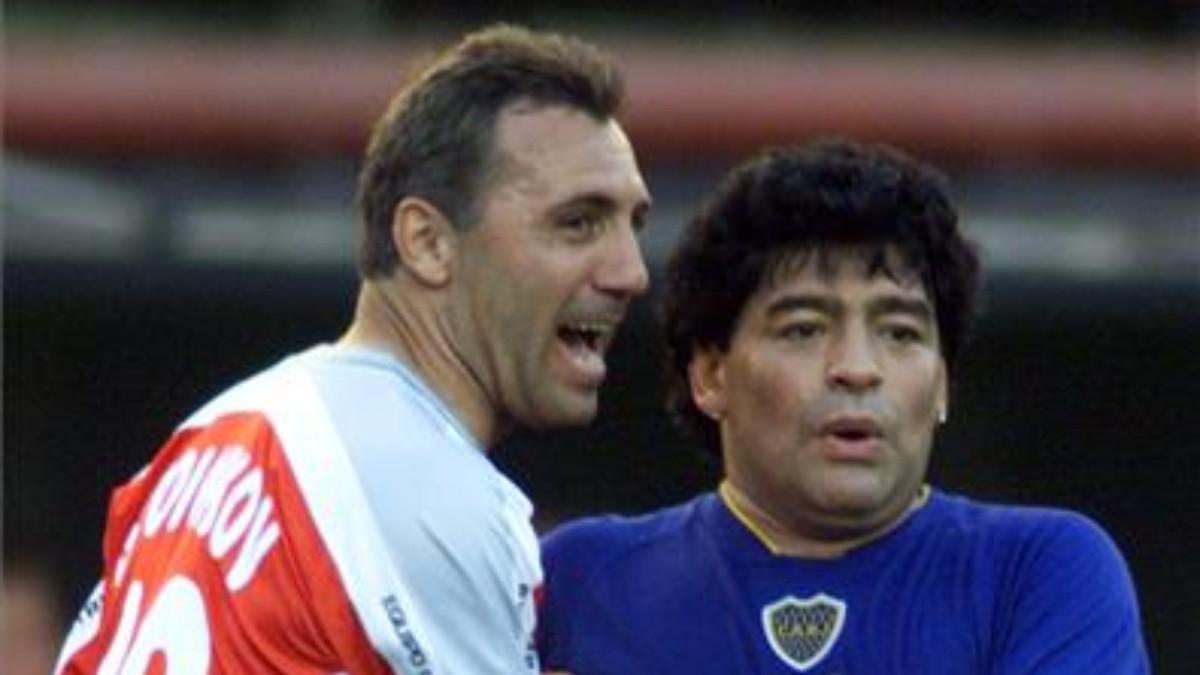 Maradona y Stoichkov durante un partido amistoso