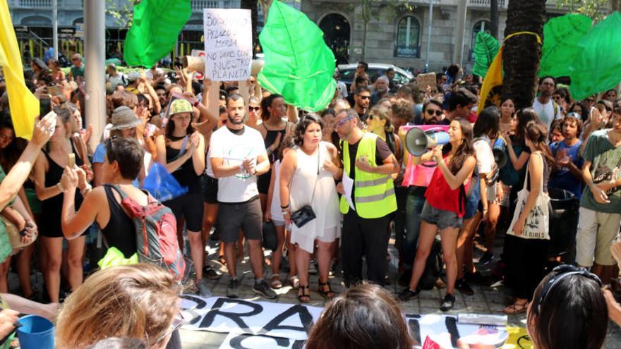 Desenes de persones es concentren a la porta del consolat del Brasil contra els incendis a l&#039;Amazones