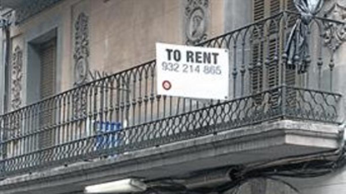 Oferta de piso en alquiler en una calle de la Barceloneta, el jueves.