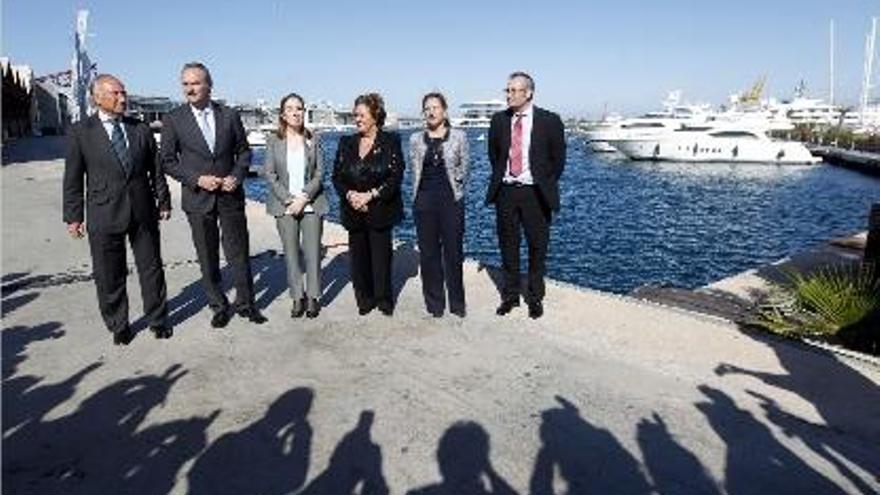 La ministra Ana Pastor, en el centro junto a Fabra y Barberá, ayer en la marina.