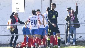 Los jugadores del Barbastro celebran el gol que elimina al Almería de la Copa
