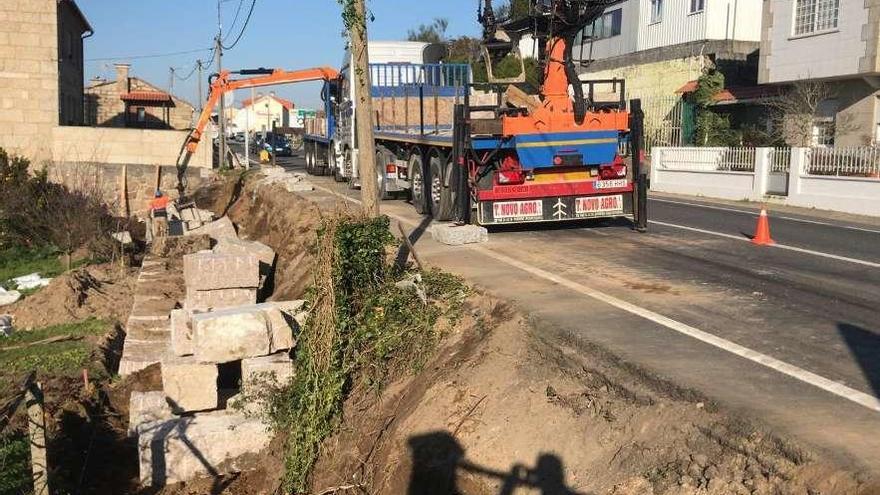 Obras para la construcción de la senda de Lapamán. //S.A.