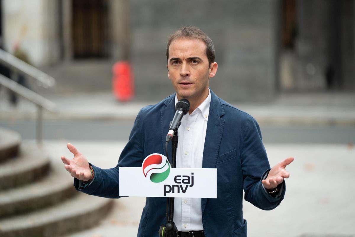 El  presidente del BBB, Iñigo Ansola, interviene tras la Asamblea Territorial del PNV de Bizkaia, en Sabin Etxea, a 23 de noviembre de 2024, en Bilbao