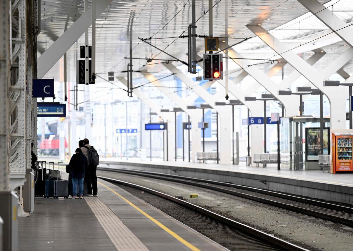 Afectaciones por la huelga de ferrocarril en Alemania en la estación central de Salzburgo, Austria.