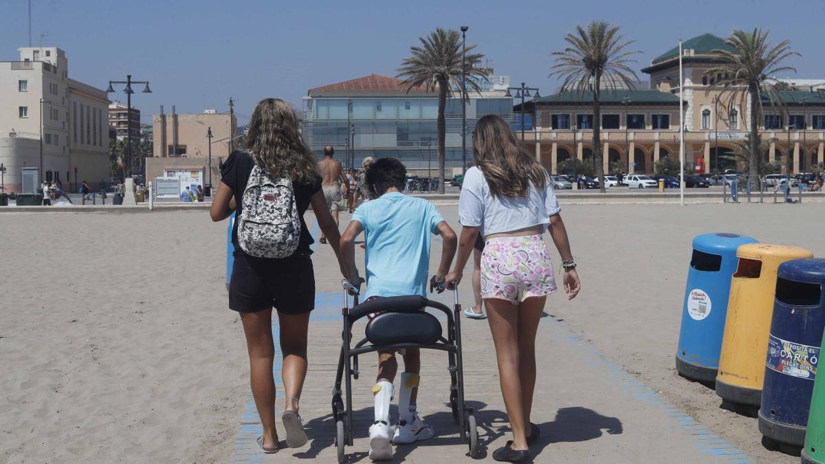 Una familia  con un miembro con discapacidad, denuncia los problemas que tiene para salir de vacaciones por la falta de adaptación en los accesos.