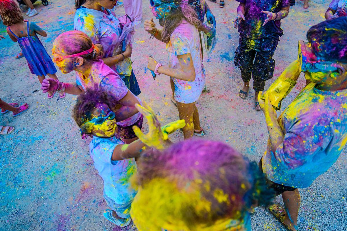 La festa Holi omple de colors els Jardins del Casino de Manresa La festa Holi omple de colors els Jardins del Casino de Manresa