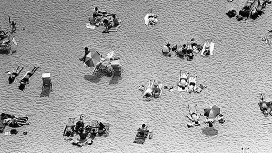 Una vista aèria de banyistes a la platja de Lloret, l&#039;any 1965.