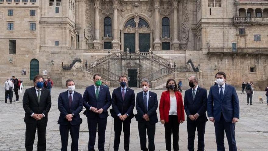 El presidente Lambán junto a otros siete líderes autonómicos, en la reciente cumbre de Santiago.