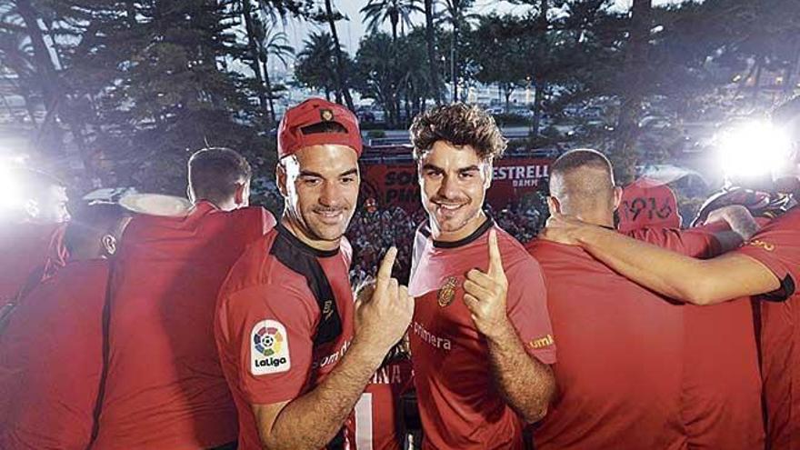 Manolo Reina y AbdÃ³n Prats  sonrientes durante su visita al Consolat de Mar.